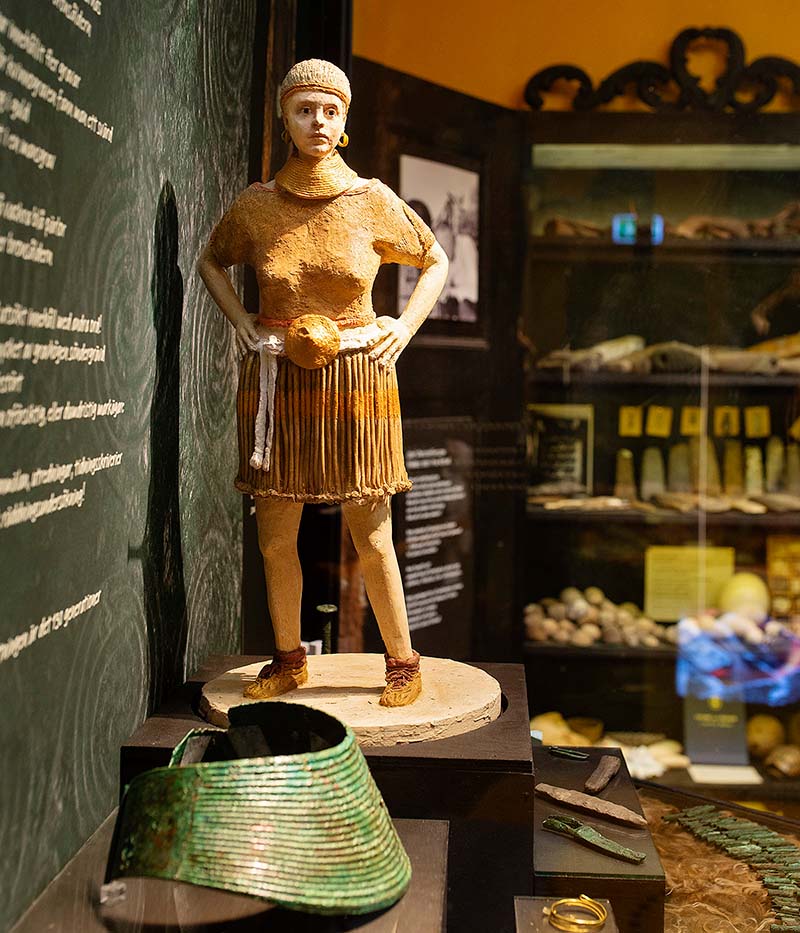 Vy från Öga mot Öga där ett äldre halssmycke finns främst. Bakom detta finns en lerfigur av en bronsålderskvinna med likadant halssmycke.