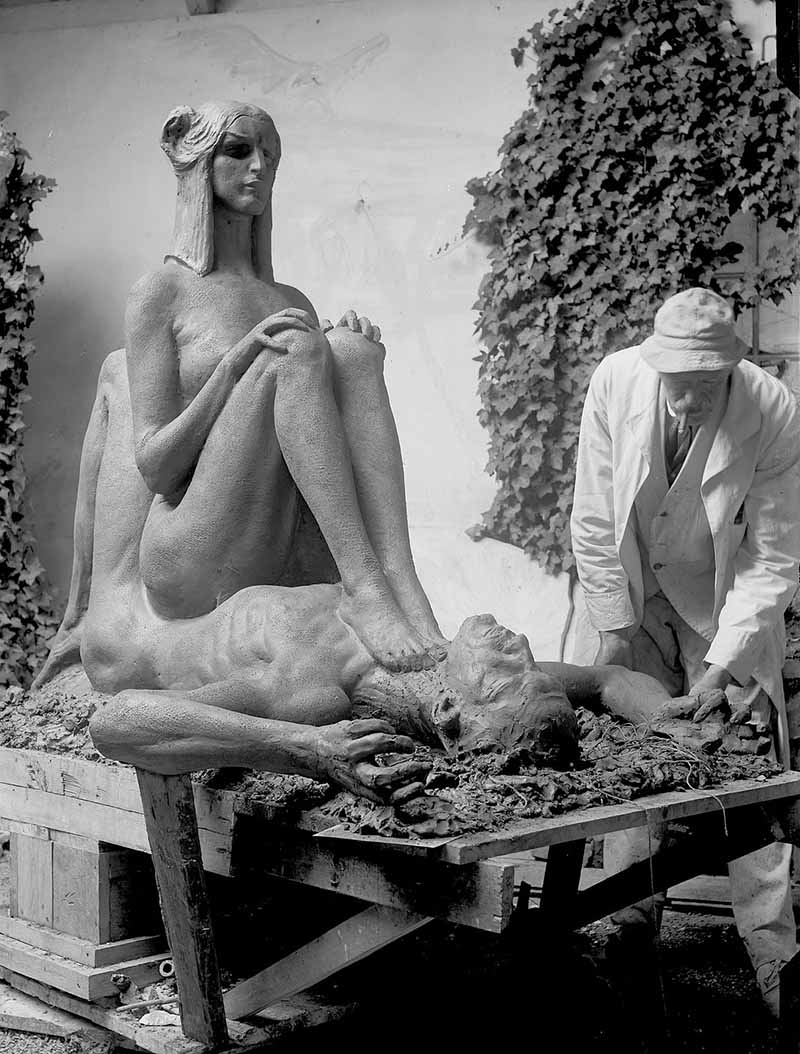 Axel Ebbe is working on his sculpture "Samvetet".