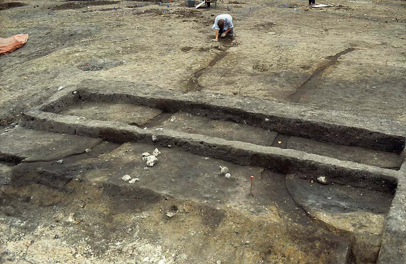 Arkeologisk utgrävning av västra porten intill borgen. Spåren i marken syns tydligt.