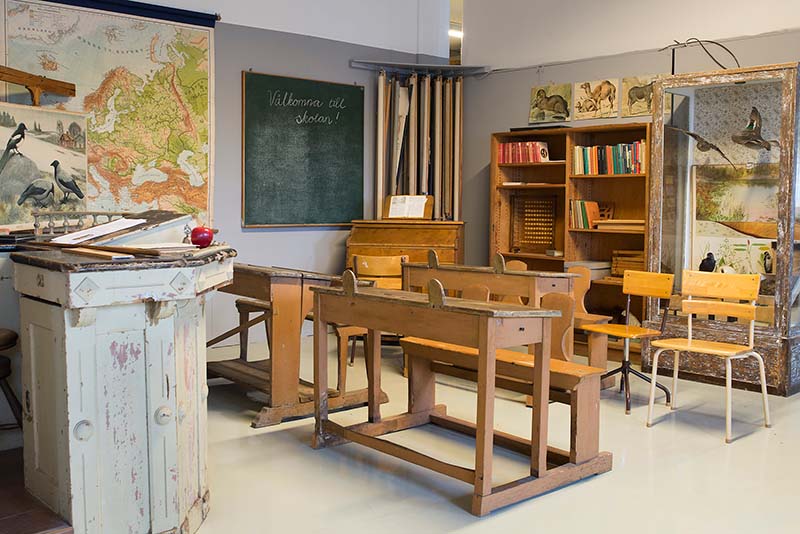 Vy över gammal skolsal.