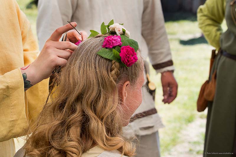 Hår görs fint inför vigsel.