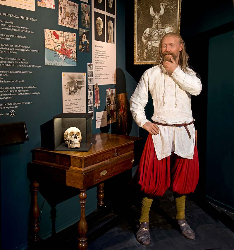 Vy från Öga mot Öga med en vaxdocka i form av en man, med äldre stil på kläderna, som står intill ett bord med ett kranium på.