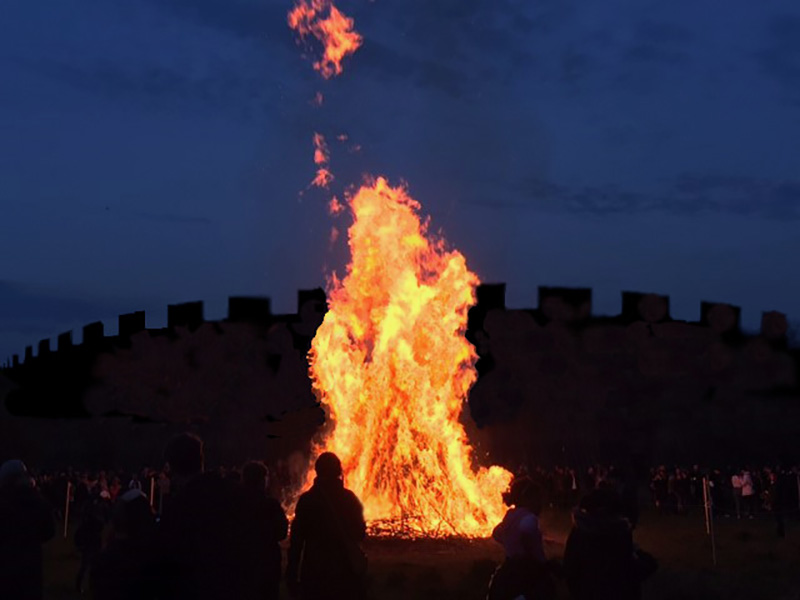 Majbrasa med siluetten av borgen i bakgrunden.