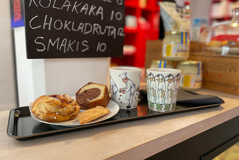 Bricka med fikabröd och kaffemuggar i Trelleborgs Museums cafe.