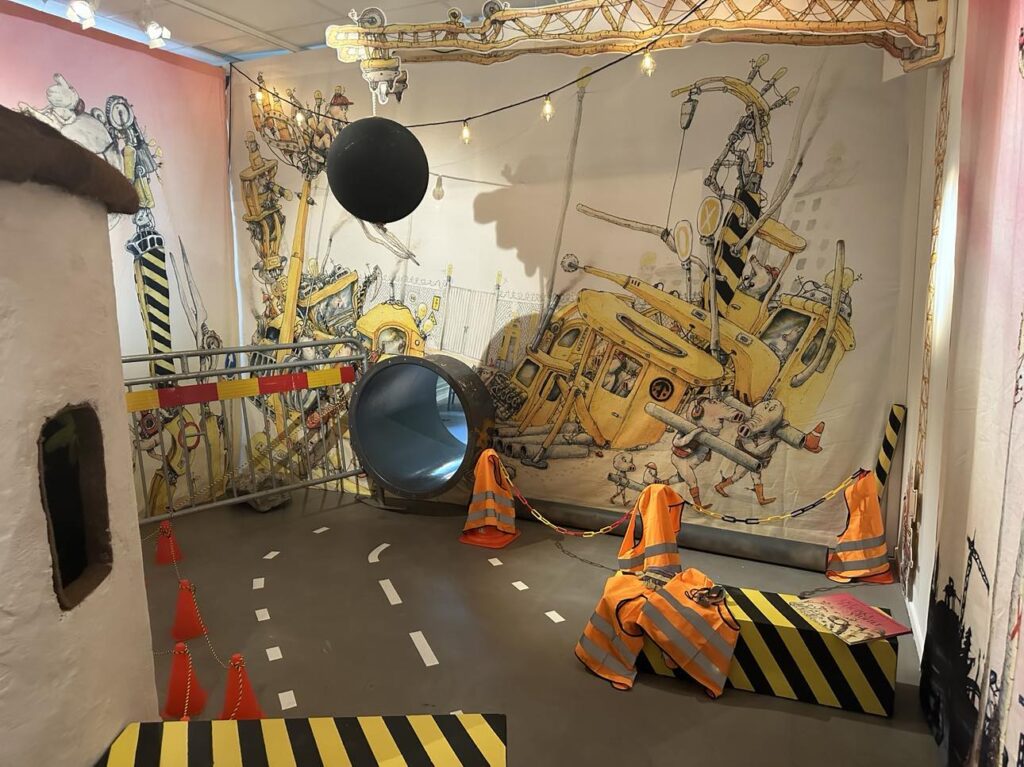 Rum med liten stuga och lyftkran i Marcus-Gunnars utställning, inspirerat av boken det magiska stoftet, som Marcus-Gunnar Pettersson har illustrerat.