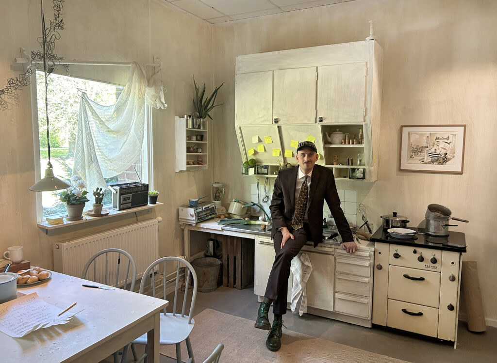 Kök i Marcus-Gunnars utställning som liknar köket i boken Rädslorna, som Marcus-Gunnar Pettersson har illustrerat.