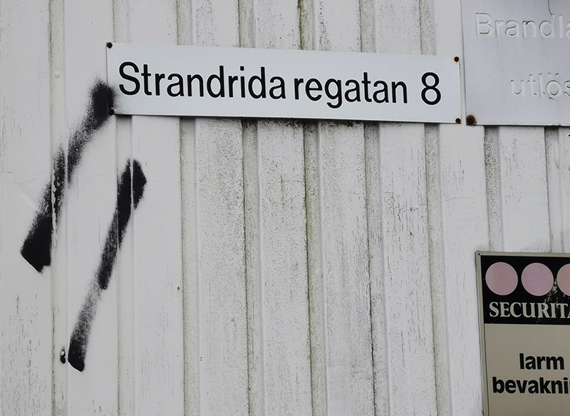 80 meter lång vit industrivägg.