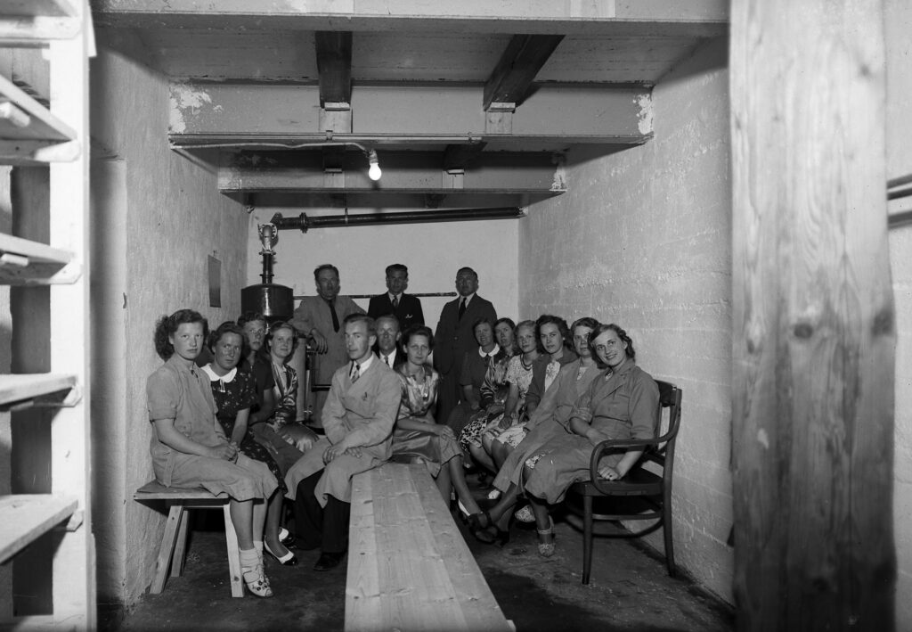 Människor sitter i ett skyddsrum år 1941.