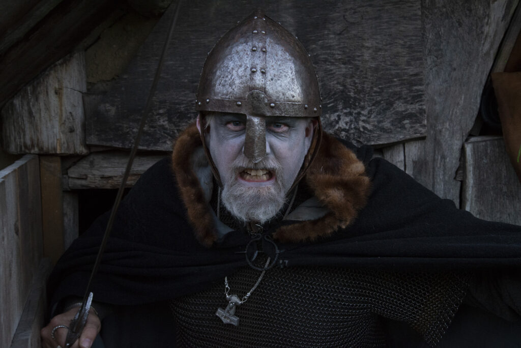 Man utklädd till läskig viking.