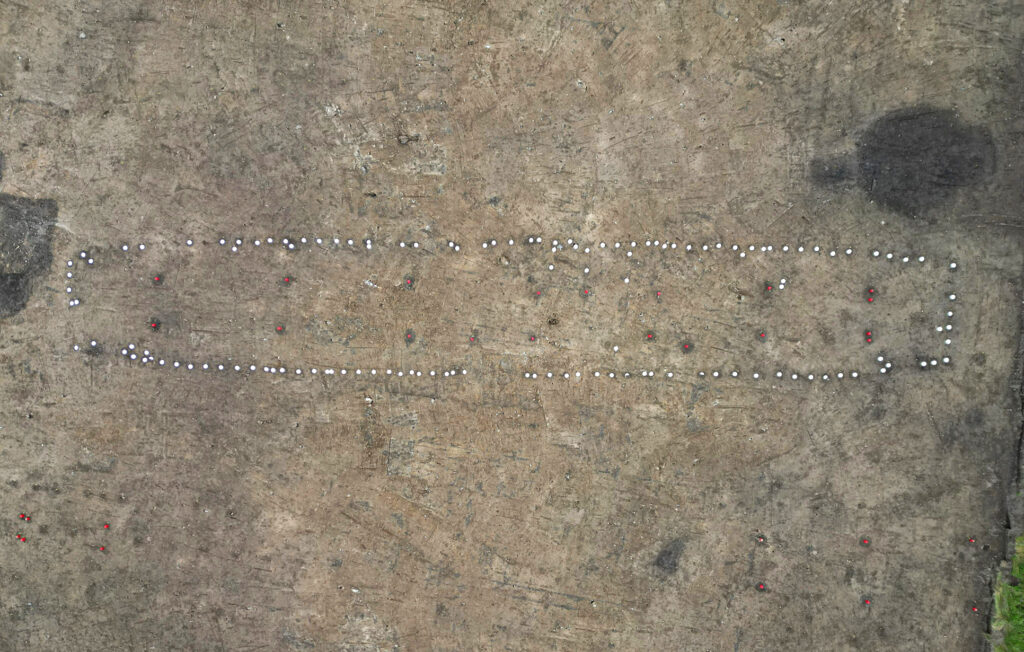 Arkeologernas markering av ett hus på marken