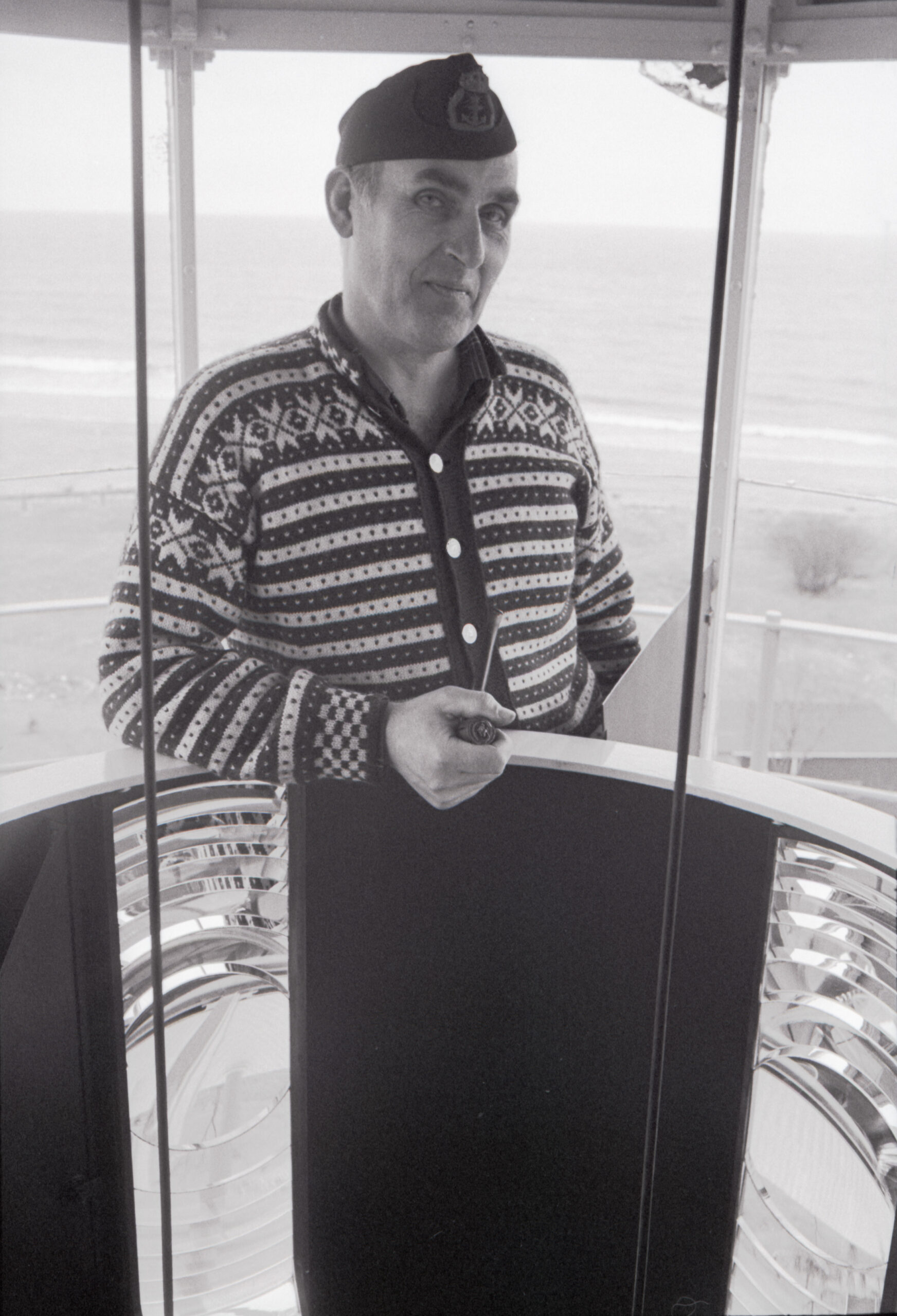 Porträtt av fyrmästaren i Smyge som står högst upp i fyren