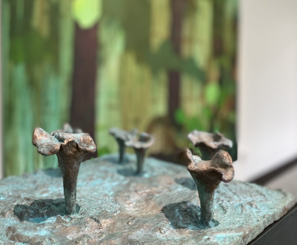 Skulpturer av svampar och målning av Melissa Henderson