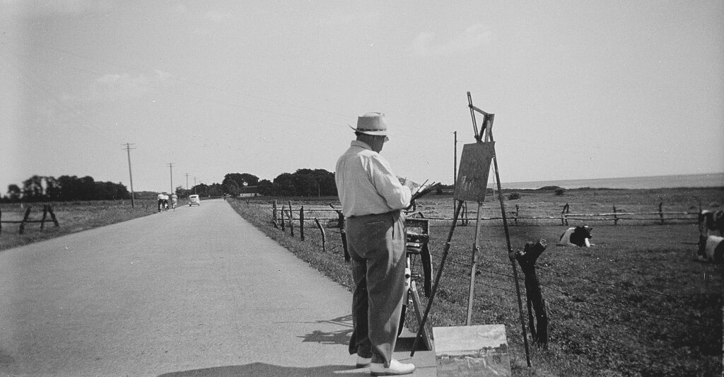 Konstnär målar vid kusten nära Smyge.