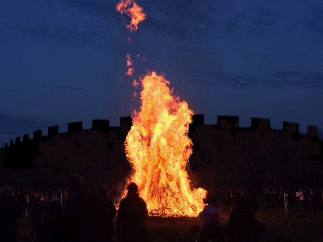 Valborgseld med en silhuett av Trelleborgen i bakgrunden.