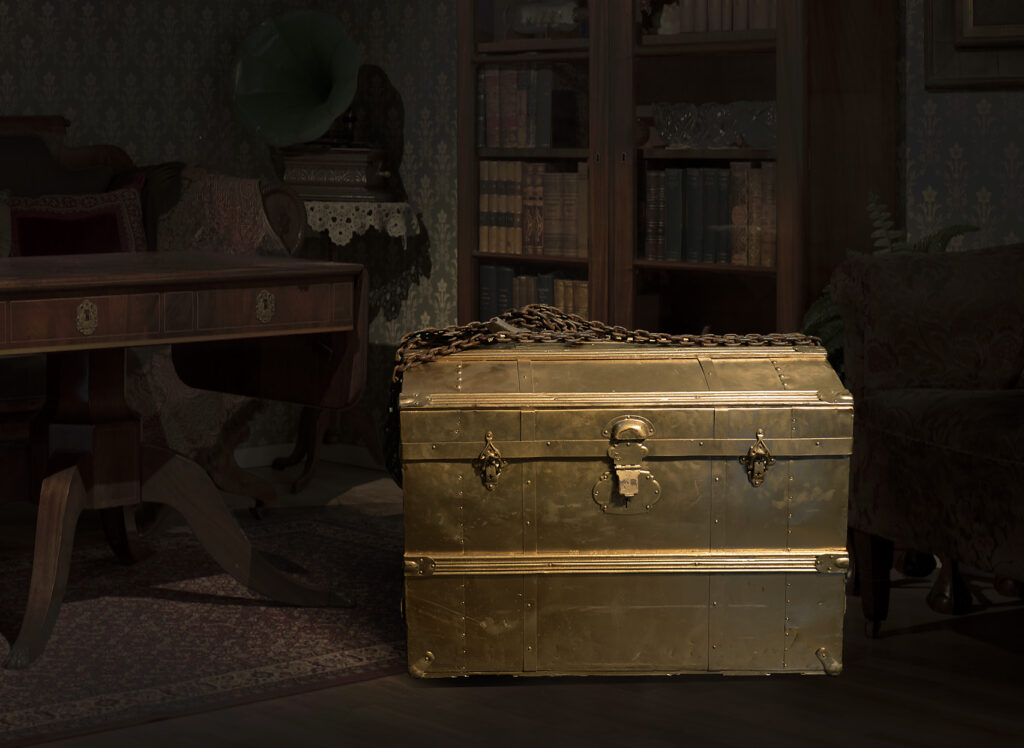 Gyllene skattkista i ett mörkt rum.