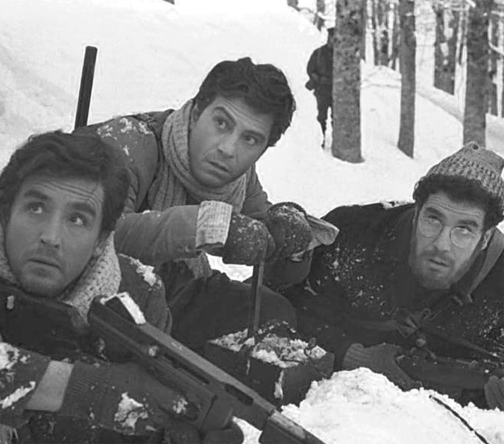 Bild ur filmen av Ettore Scola. Tre män med vapen i ett snöigt landskap
