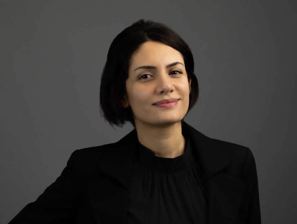 Porträtt av konstnären Sadaf-Ahmadi