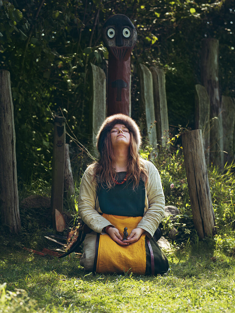 Sittande kvinna i vikingakläder