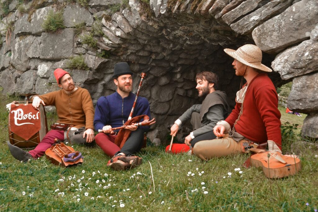 Medeltidsklädda musiker