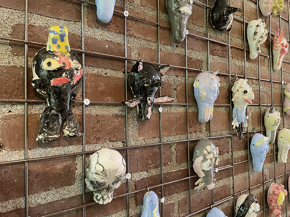 Skulpturer av lera föreställande olika rädslor.