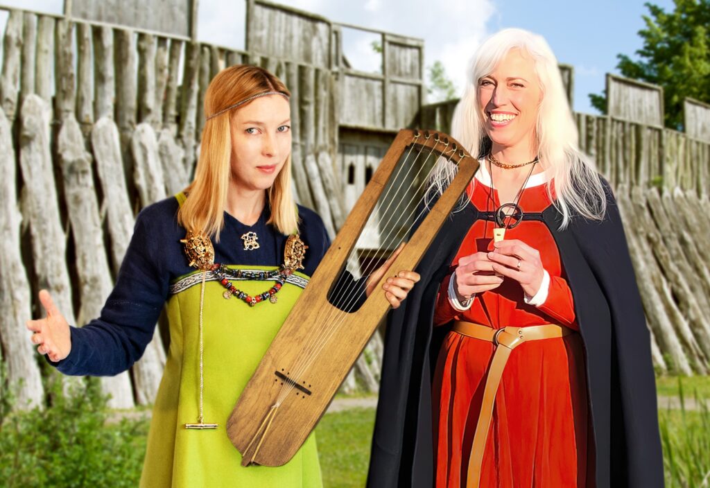 Anna Rynefors och Miriam Andersén med vikingakläder och tidstypiska instrument
