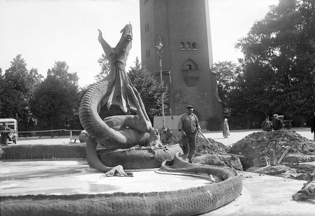 Sjöormsskulpturen på Stortorget i Trelleborg år 1935.