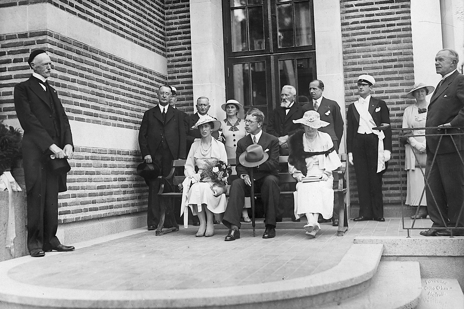 Invigningen av Axel Ebbes konsthall år 1935. En grupp människor står utanför entrén. Mitt i bilden kronprinsen och kronprinsessan. Till vänster står Konstnären Axel Ebbe.