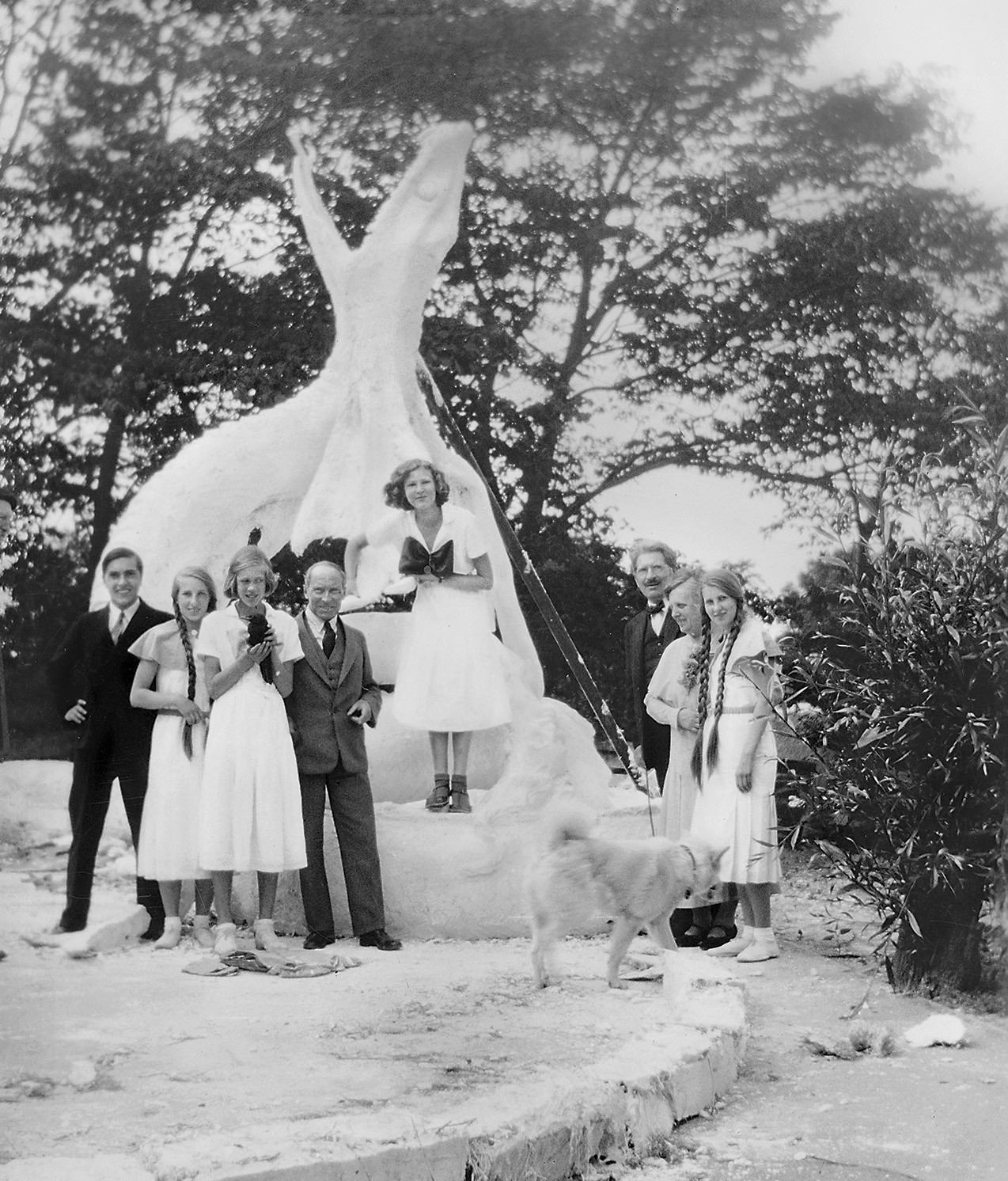 Skulpturen Sjöormen i Axel Ebbes trädgård