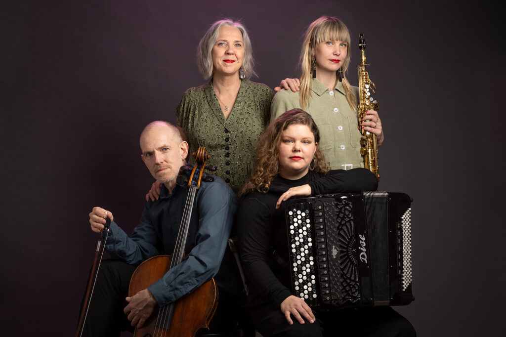 Musikgrupp, tre kvinnor och en man med instrument som cello och dragspel.