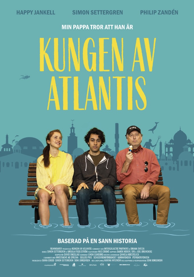 Filmaffisch Kungen av Atlantis. Tre personer, en kvinna och två män, sitter på en bänk.