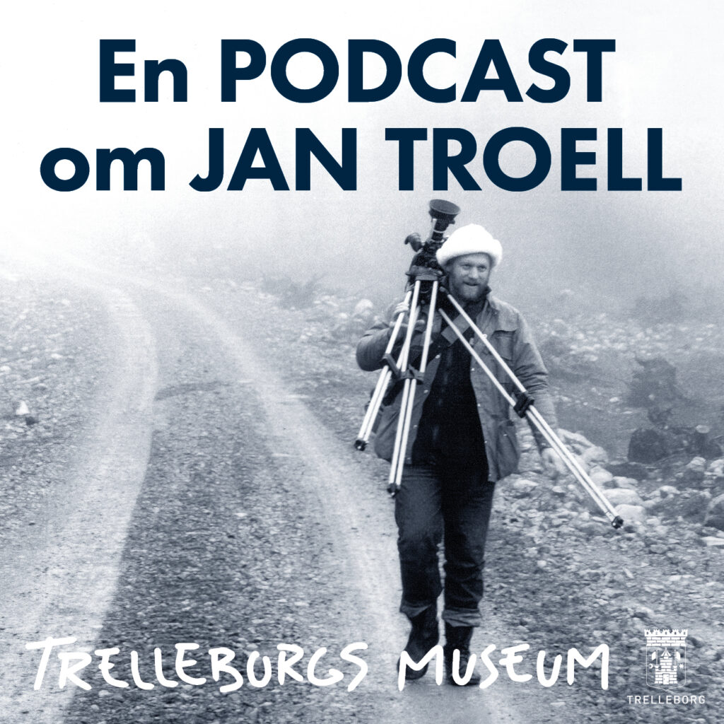 Jan Troell med kamerastativ på axeln i ett dimmigt landskap. Under inspelning av filmen Sagolandet. Foto Göran Setterberg