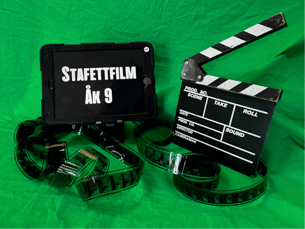 Svart låda med texten Stafettfilm årskurs 9 och en filmklappa mot grön bakgrund