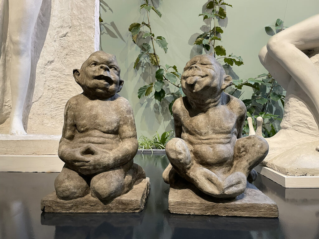 Två skulpturer av sittande trollungar av Axel Ebbe