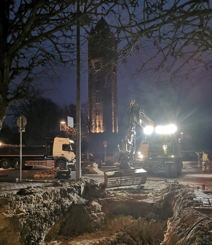 Arkeologisk utgrävning på Stortorget i Trelleborg. Vattentornet syns i bakgrunden.