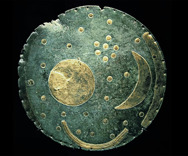 Himmelsskivan från Nebra är ett av Europas mest spektakulära arkeologiska fynd – en bronsplatta med inlägg av guld som visar sol, måne och stjärnor.