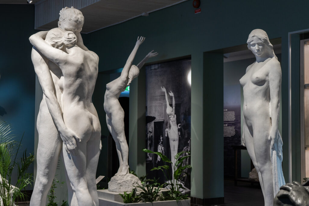 Vita gipsskulpturer på Axel Ebbes konsthall