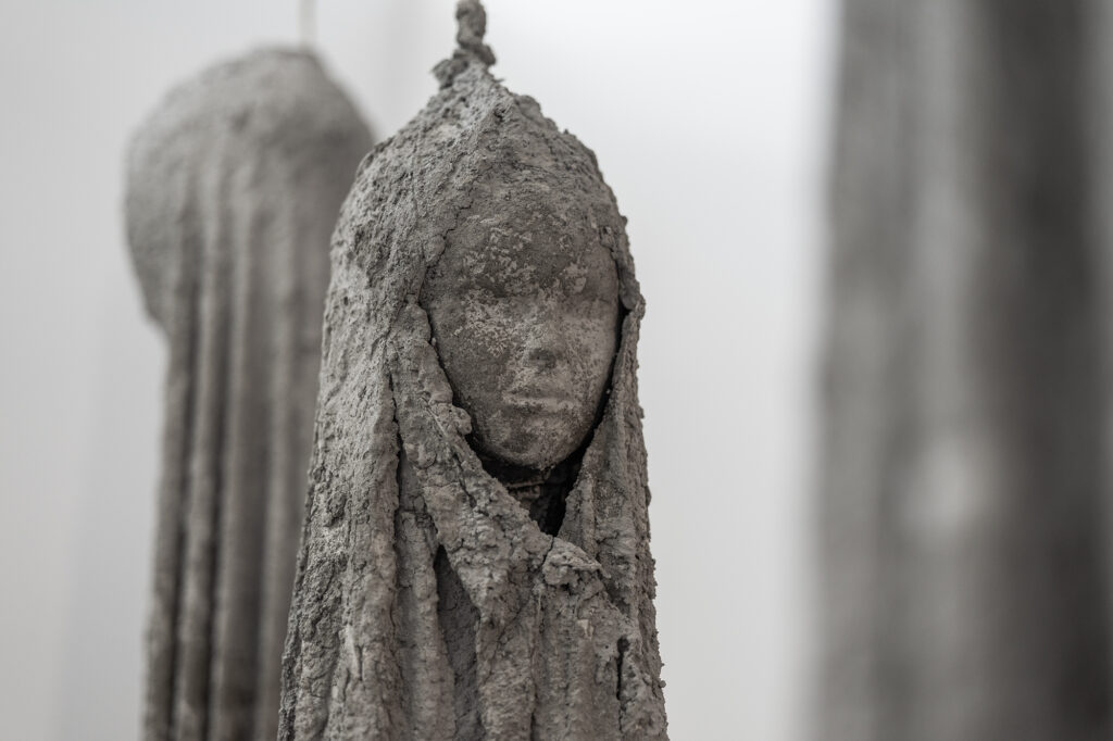 Konstverk av Sadaf Ahmadi. Bystbild skulptur av kvinna.