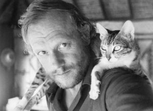 Man med katt på axeln